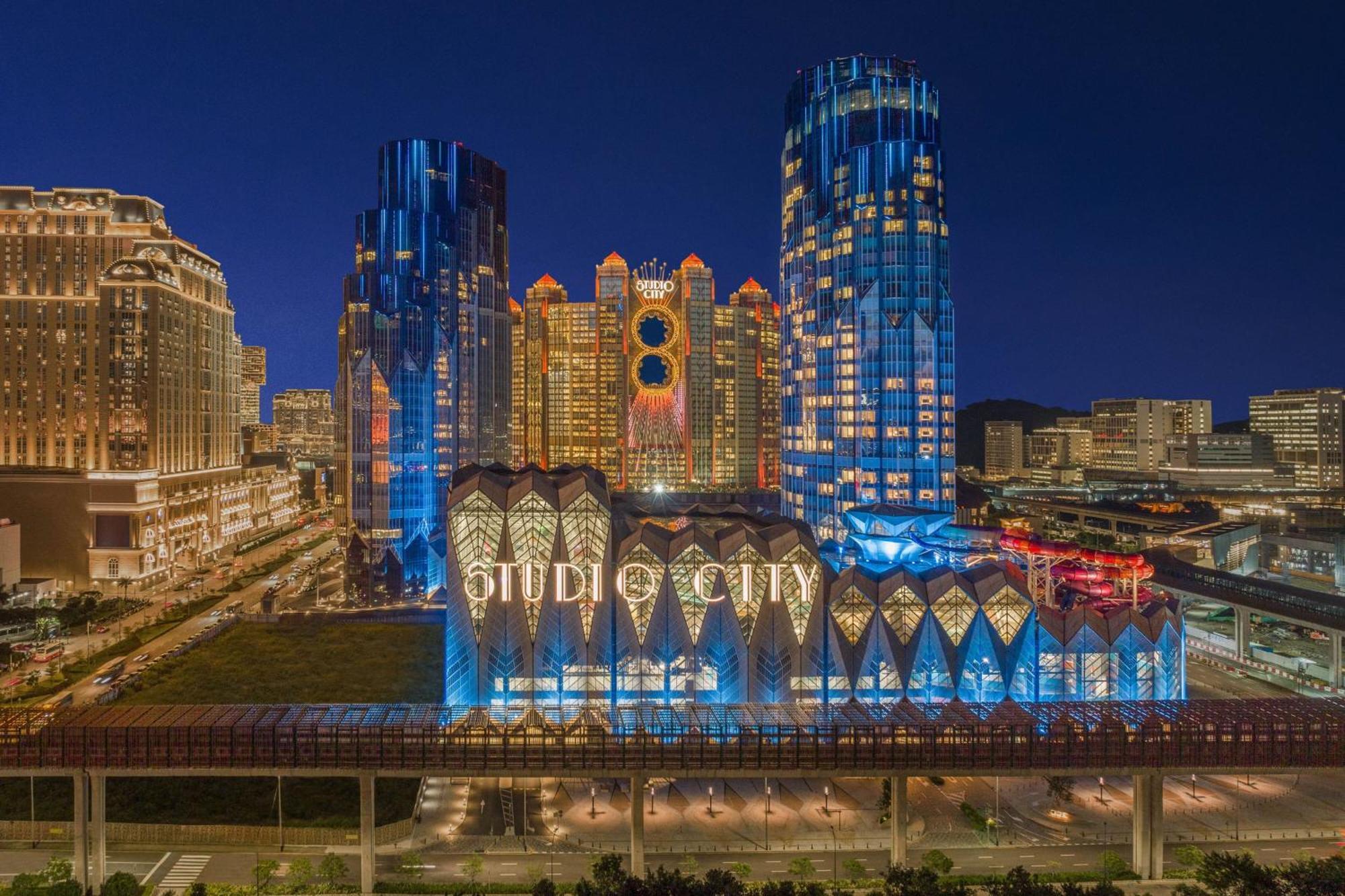 W Macau - Studio City Luaran gambar The complex at night
